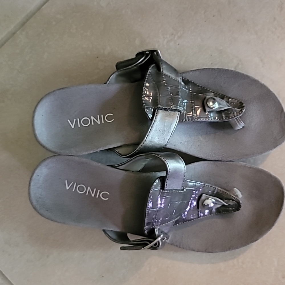 Vionic Size 7 Silver leather wedges